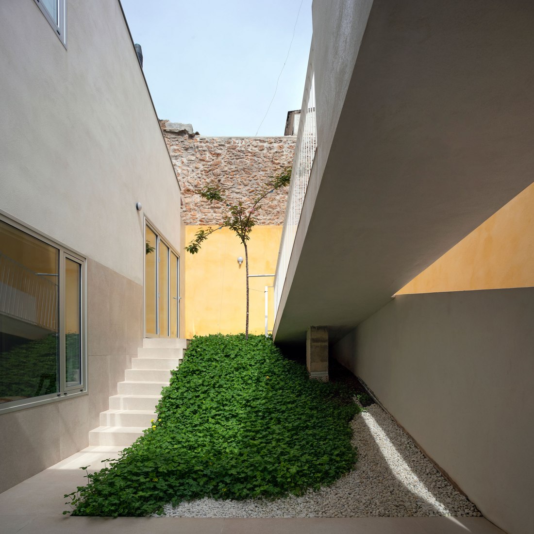 Vivienda unifamiliar entre medianeras en Vila Real por Juan Marco Marco. Fotografía por Diego Opazo.