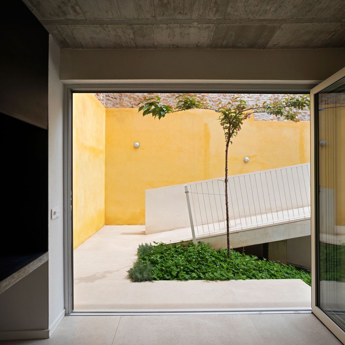 Vivienda unifamiliar entre medianeras en Vila Real por Juan Marco Marco. Fotografía por Diego Opazo.