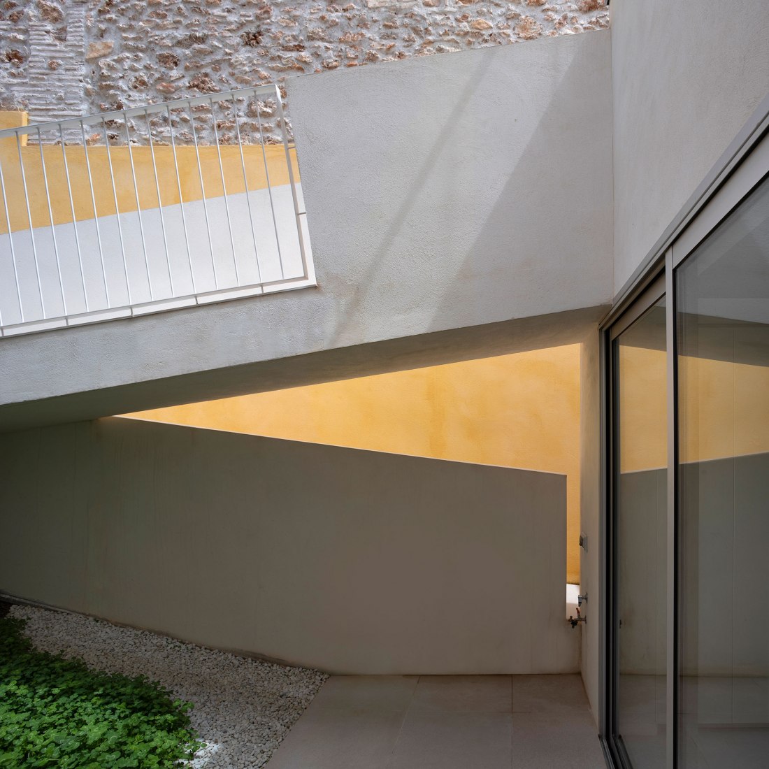 Vivienda unifamiliar entre medianeras en Vila Real por Juan Marco Marco. Fotografía por Diego Opazo.