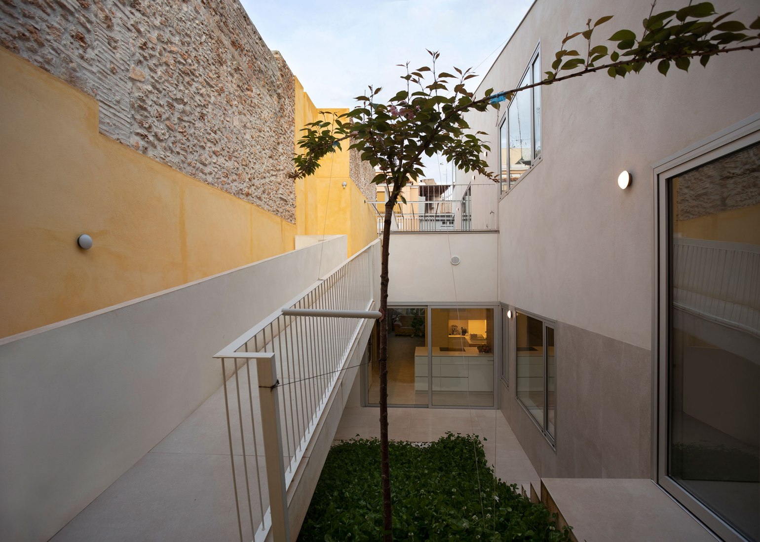 Vivienda unifamiliar entre medianeras en Vila Real por Juan Marco Marco. Fotografía por Diego Opazo.
