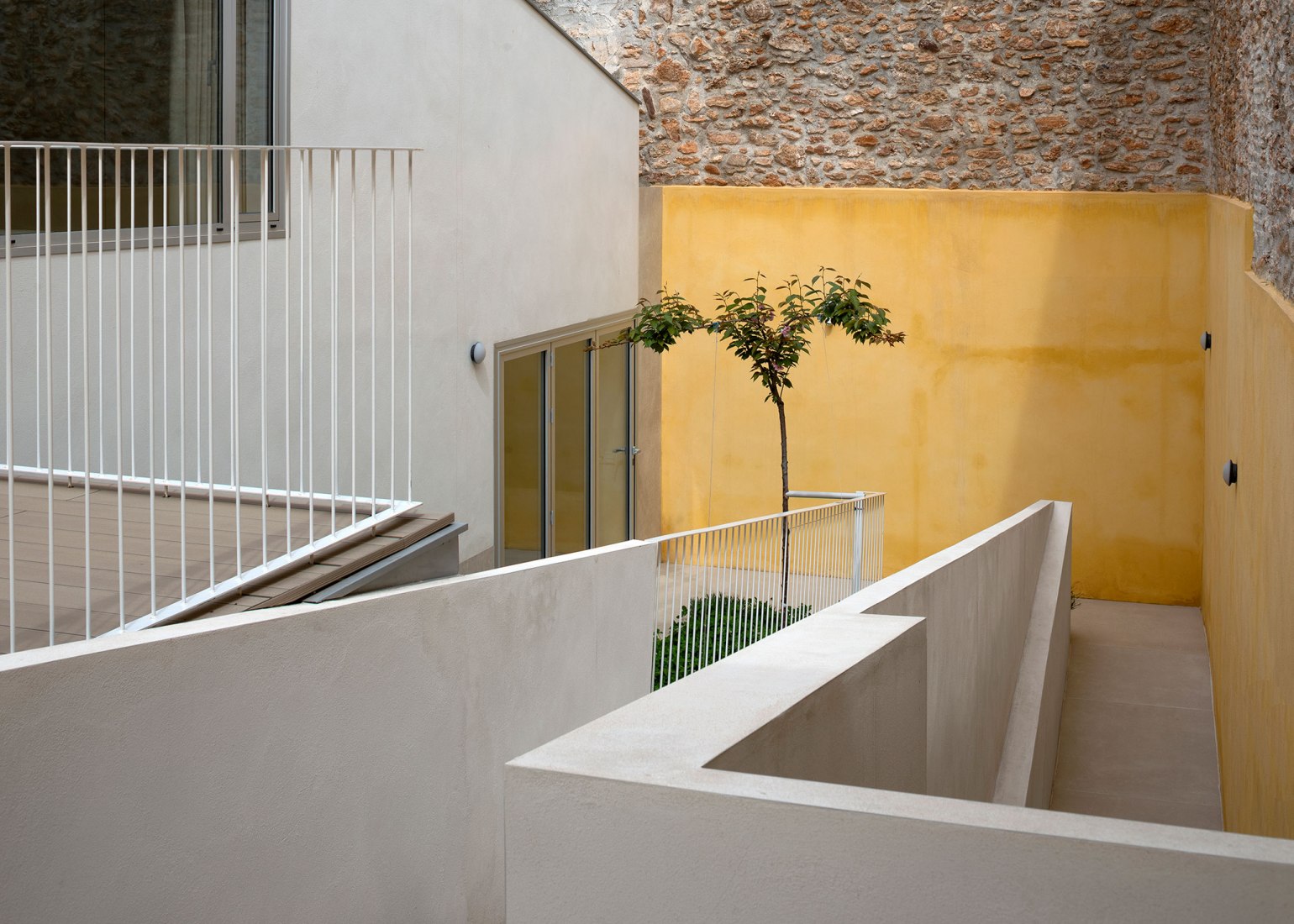 Vivienda unifamiliar entre medianeras en Vila Real por Juan Marco Marco. Fotografía por Diego Opazo.