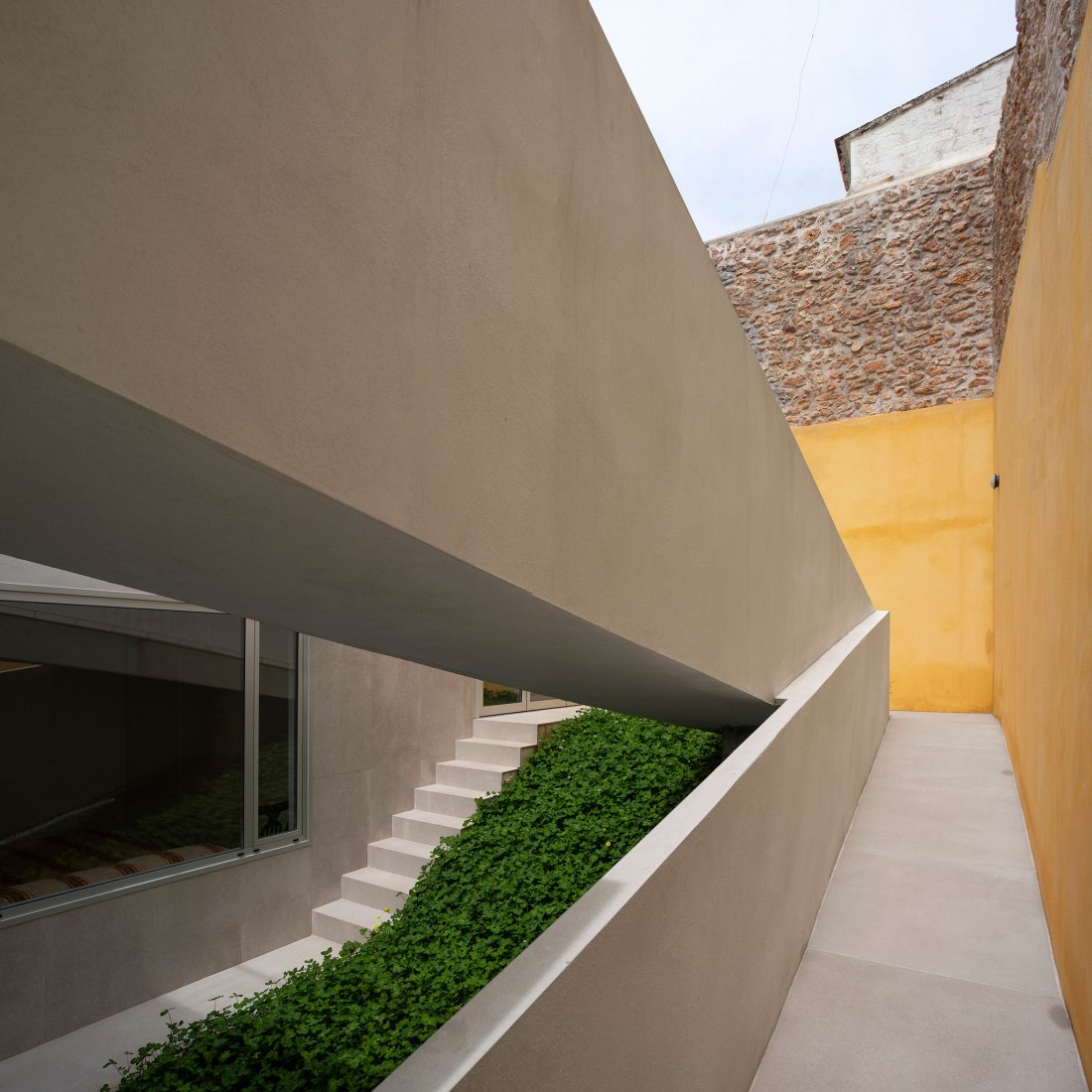 Vivienda unifamiliar entre medianeras en Vila Real por Juan Marco Marco. Fotografía por Diego Opazo.