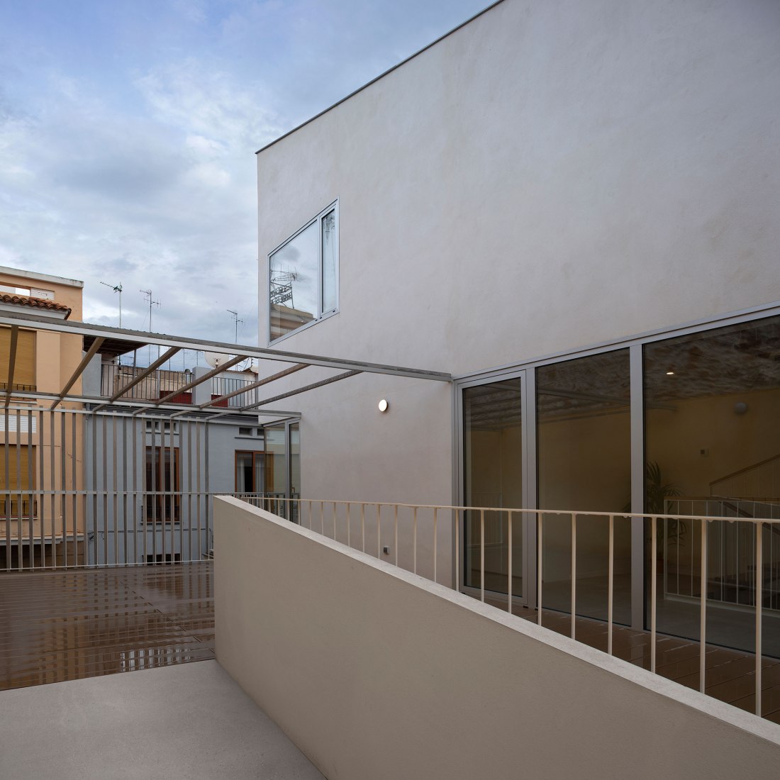 Vivienda unifamiliar entre medianeras en Vila Real por Juan Marco Marco. Fotografía por Diego Opazo.