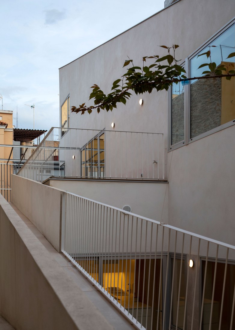 Vivienda unifamiliar entre medianeras en Vila Real por Juan Marco Marco. Fotografía por Diego Opazo.