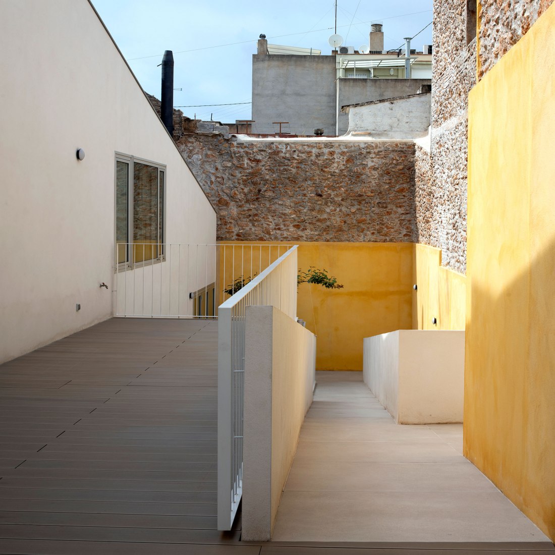 Vivienda unifamiliar entre medianeras en Vila Real por Juan Marco Marco. Fotografía por Diego Opazo.