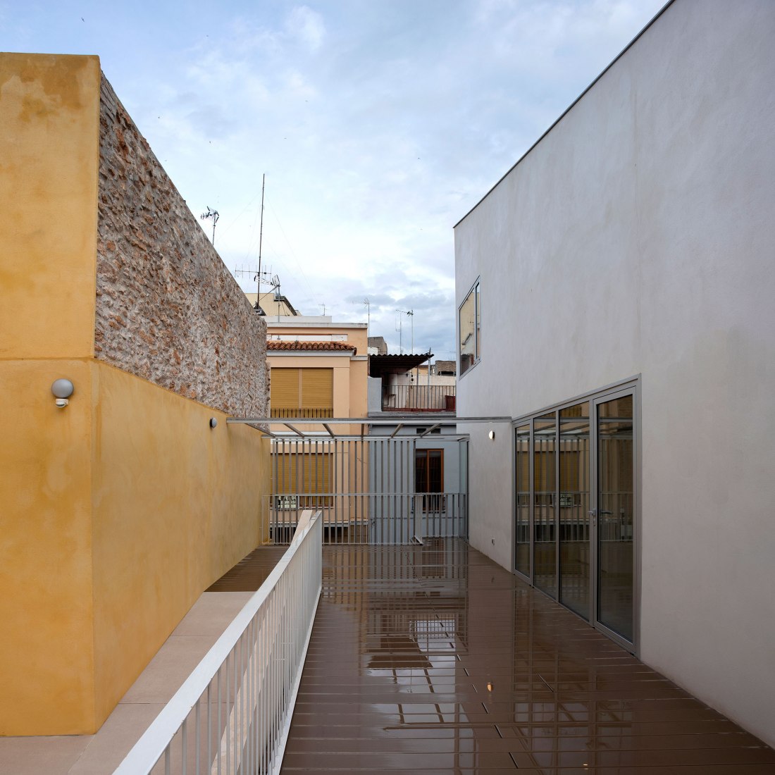 Vivienda unifamiliar entre medianeras en Vila Real por Juan Marco Marco. Fotografía por Diego Opazo.