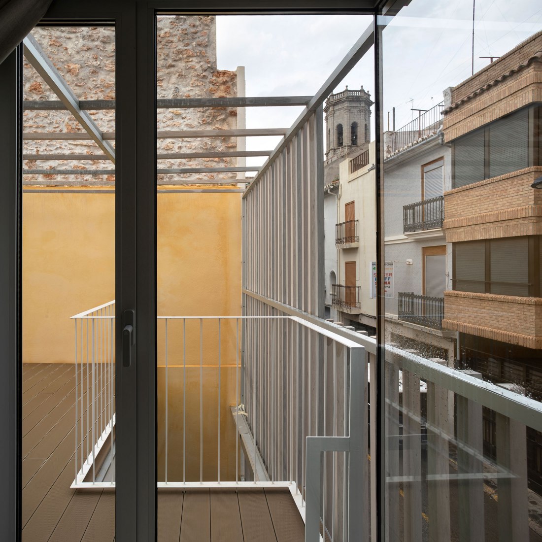 Vivienda unifamiliar entre medianeras en Vila Real por Juan Marco Marco. Fotografía por Diego Opazo.