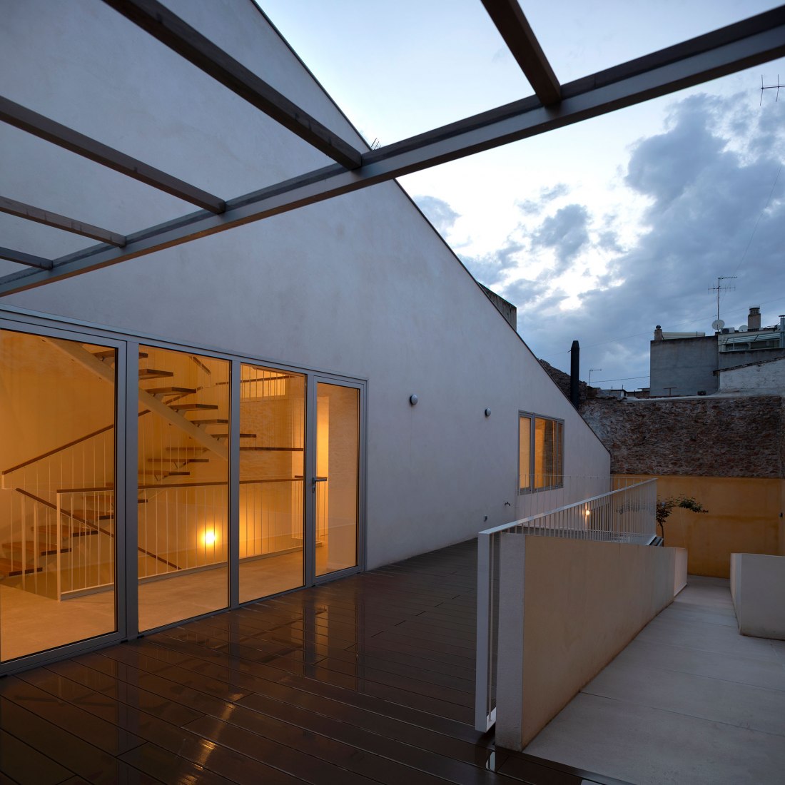 Vivienda unifamiliar entre medianeras en Vila Real por Juan Marco Marco. Fotografía por Diego Opazo.