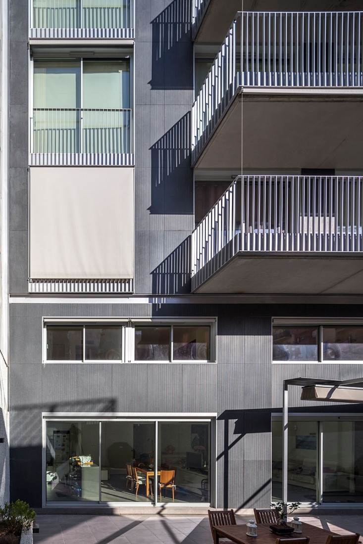 View from the courtyard. Arizala's building by AVA Studio scp. Photograph © Simón García. Courtesy of AVA Studio scp. 
