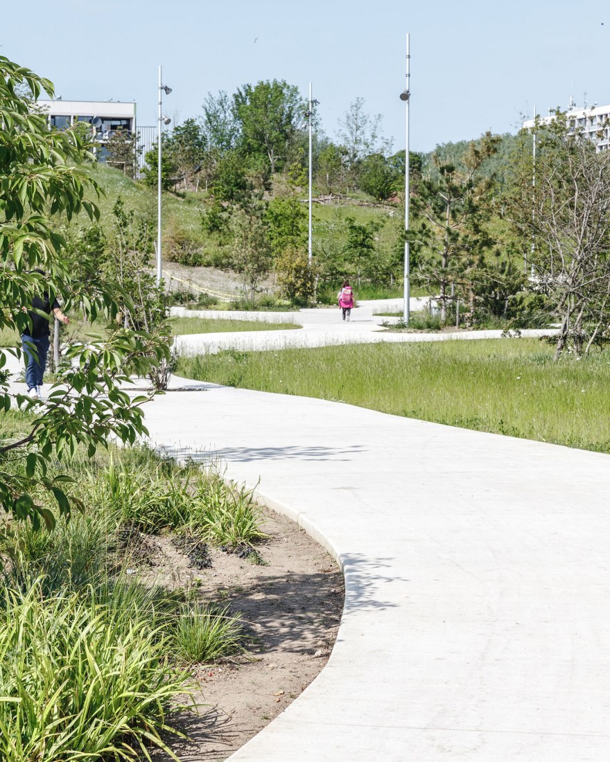 Parque urbano de Gellerup por EFFEKT + SLA. Fotografía por Rasmus Hjortshoj.