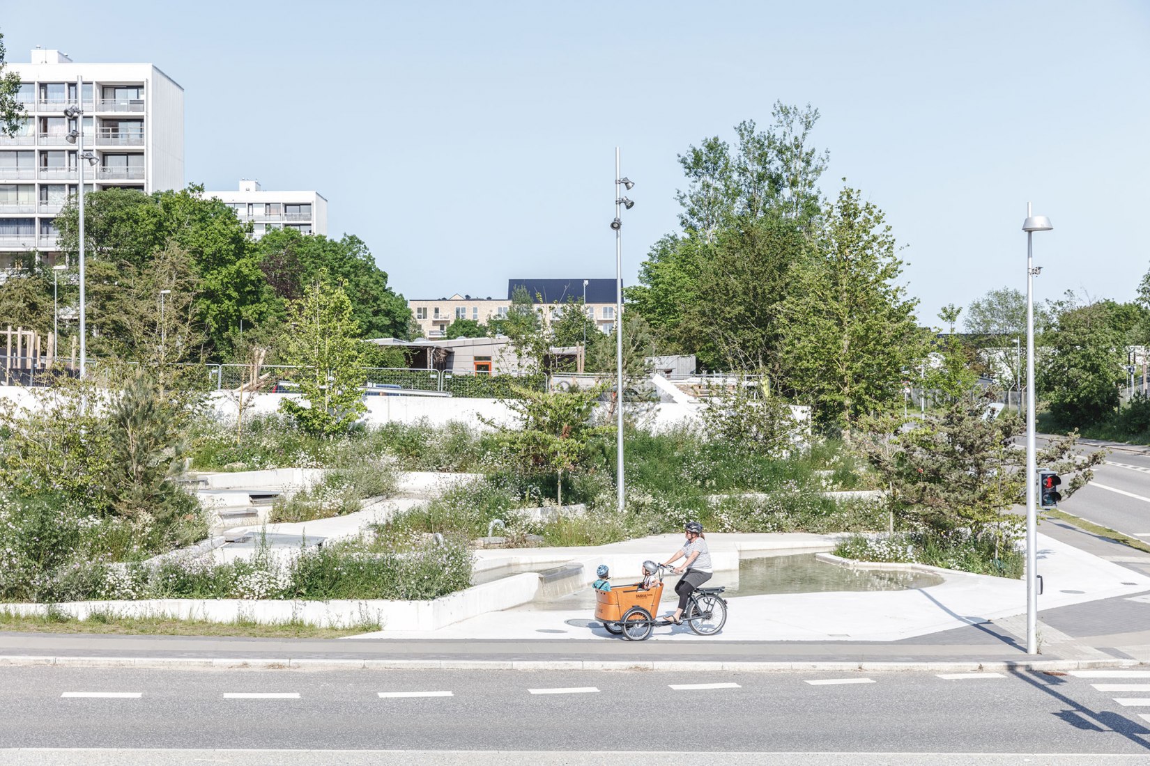 Parque urbano de Gellerup por EFFEKT + SLA. Fotografía por Rasmus Hjortshoj.