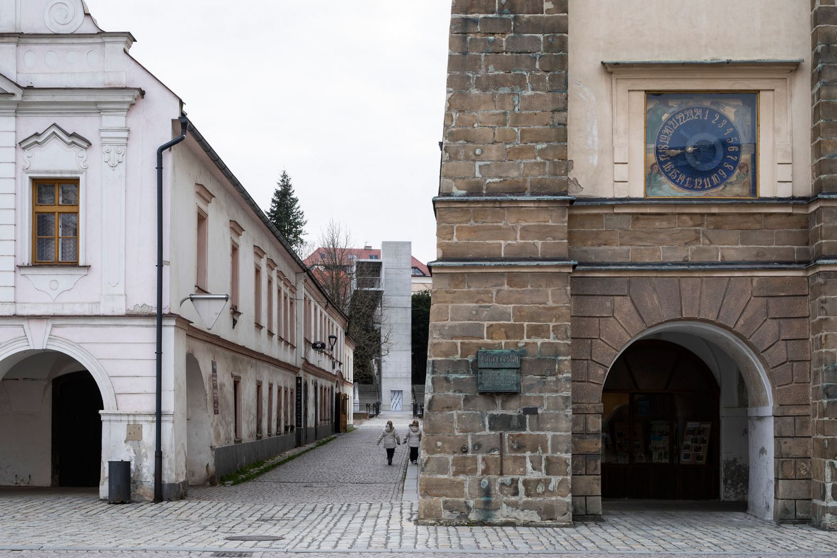 Pasarela en Litomyšl por Ehl & Koumar Architekti. Fotografía por Tomáš Souček.
