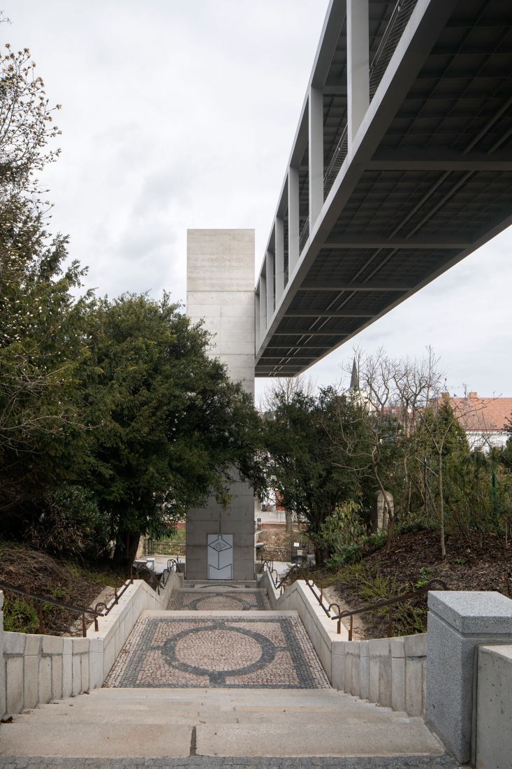 Pasarela en Litomyšl por Ehl & Koumar Architekti. Fotografía por Tomáš Souček.