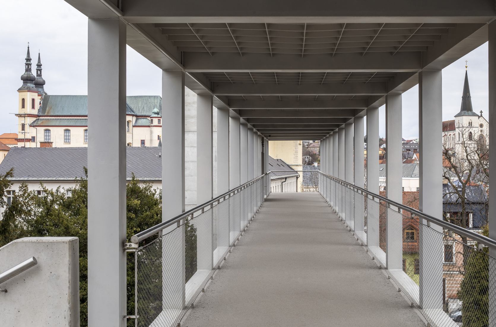 Pasarela en Litomyšl por Ehl & Koumar Architekti. Fotografía por Tomáš Souček.