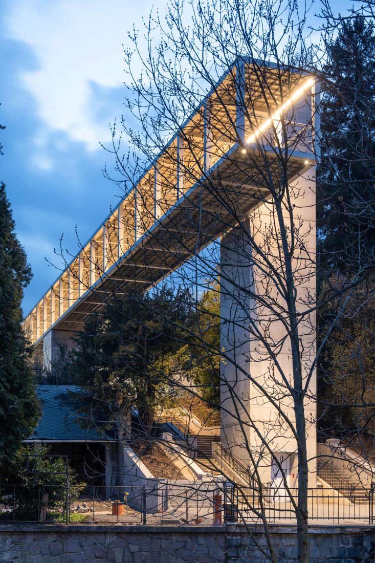 Pasarela en Litomyšl por Ehl & Koumar Architekti. Fotografía por Tomáš Souček.