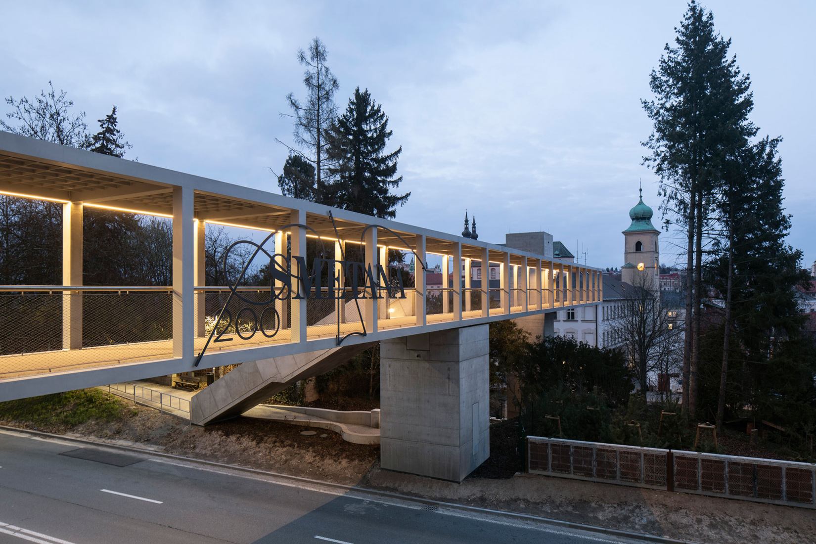 Pasarela en Litomyšl por Ehl & Koumar Architekti. Fotografía por Tomáš Souček.