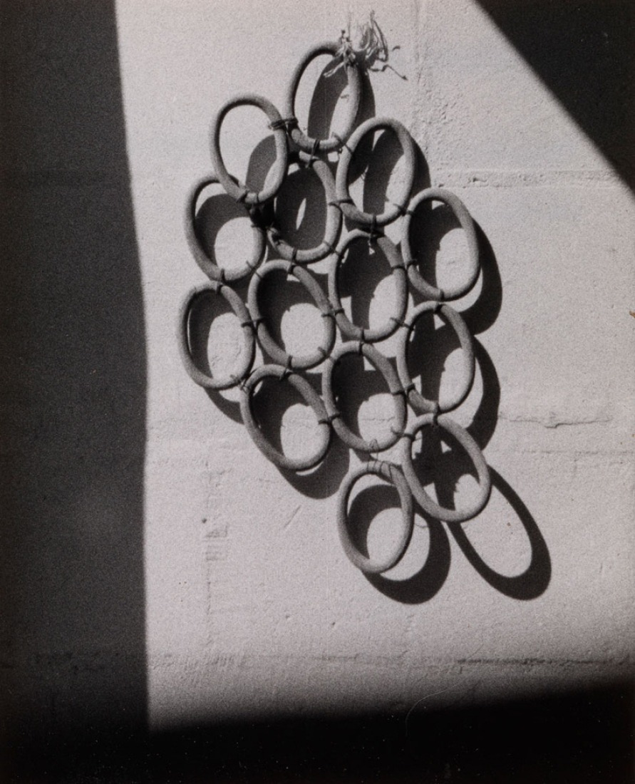 Aros de cortina, c.1930. Fotografía. Exposición Eileen Gray: la pintora privada. Imagen cortesía de la Osborne Samuel Gallery. 