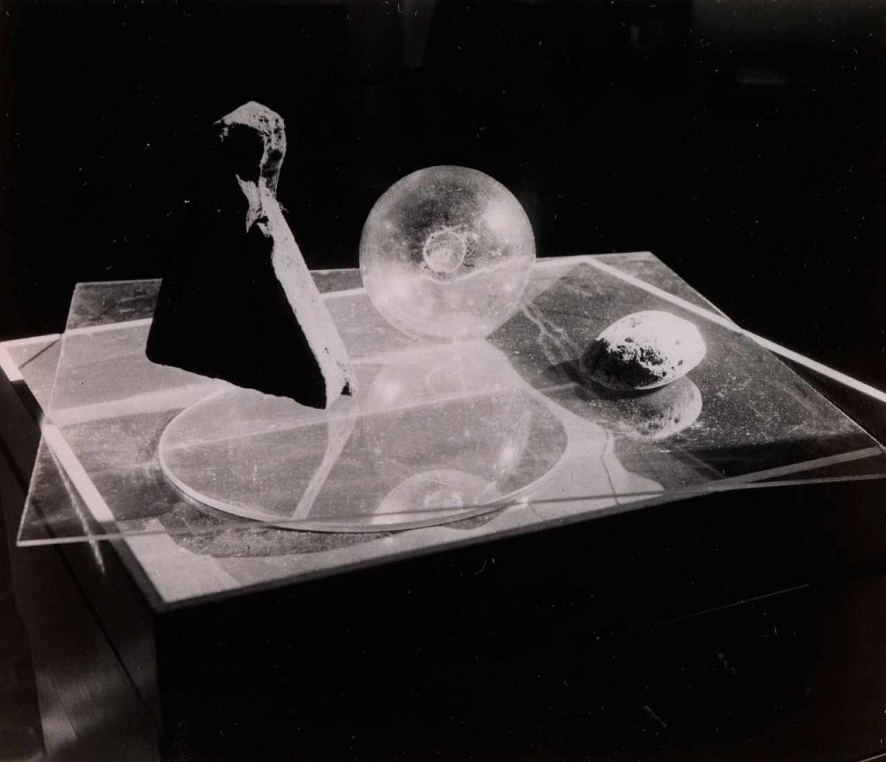 Tablescape, 1920. Fotografía. Exposición Eileen Gray: la pintora privada. Imagen cortesía de la Osborne Samuel Gallery. 