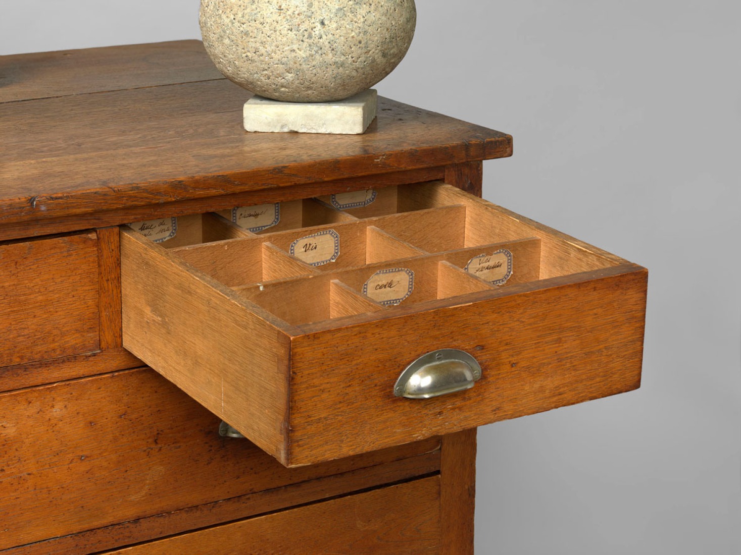 Cajonera para planos, c.1925. Exposición Eileen Gray: la pintora privada. Imagen cortesía de la Osborne Samuel Gallery. 