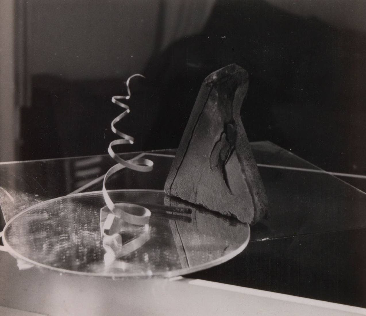 Tablescape, 1920. Fotografía. Exposición Eileen Gray: la pintora privada. Imagen cortesía de la Osborne Samuel Gallery. 