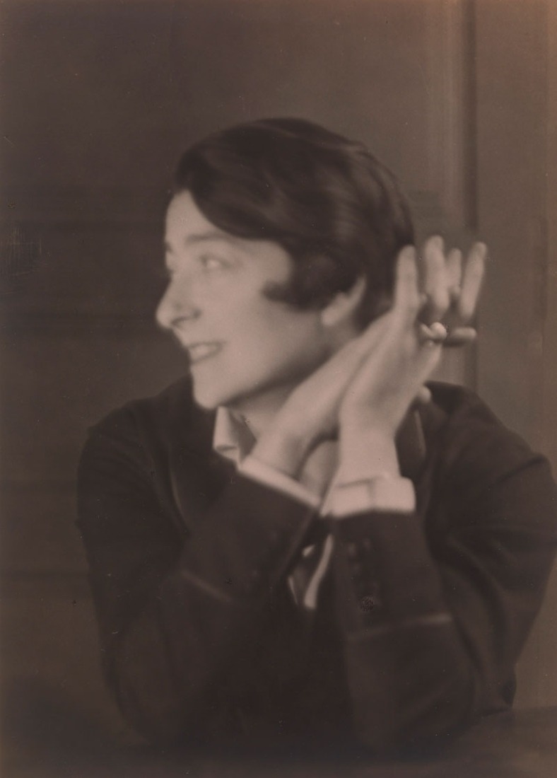 Berenice Abbott, Eileen Gray, 1926. Fotografía. Exposición Eileen Gray: la pintora privada. Imagen cortesía de la Osborne Samuel Gallery.