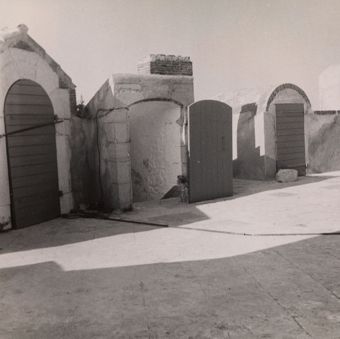 Iglesia en Saint-Tropez, c.1950. Fotografía. Exposición Eileen Gray: la pintora privada. Imagen cortesía de la Osborne Samuel Gallery. 