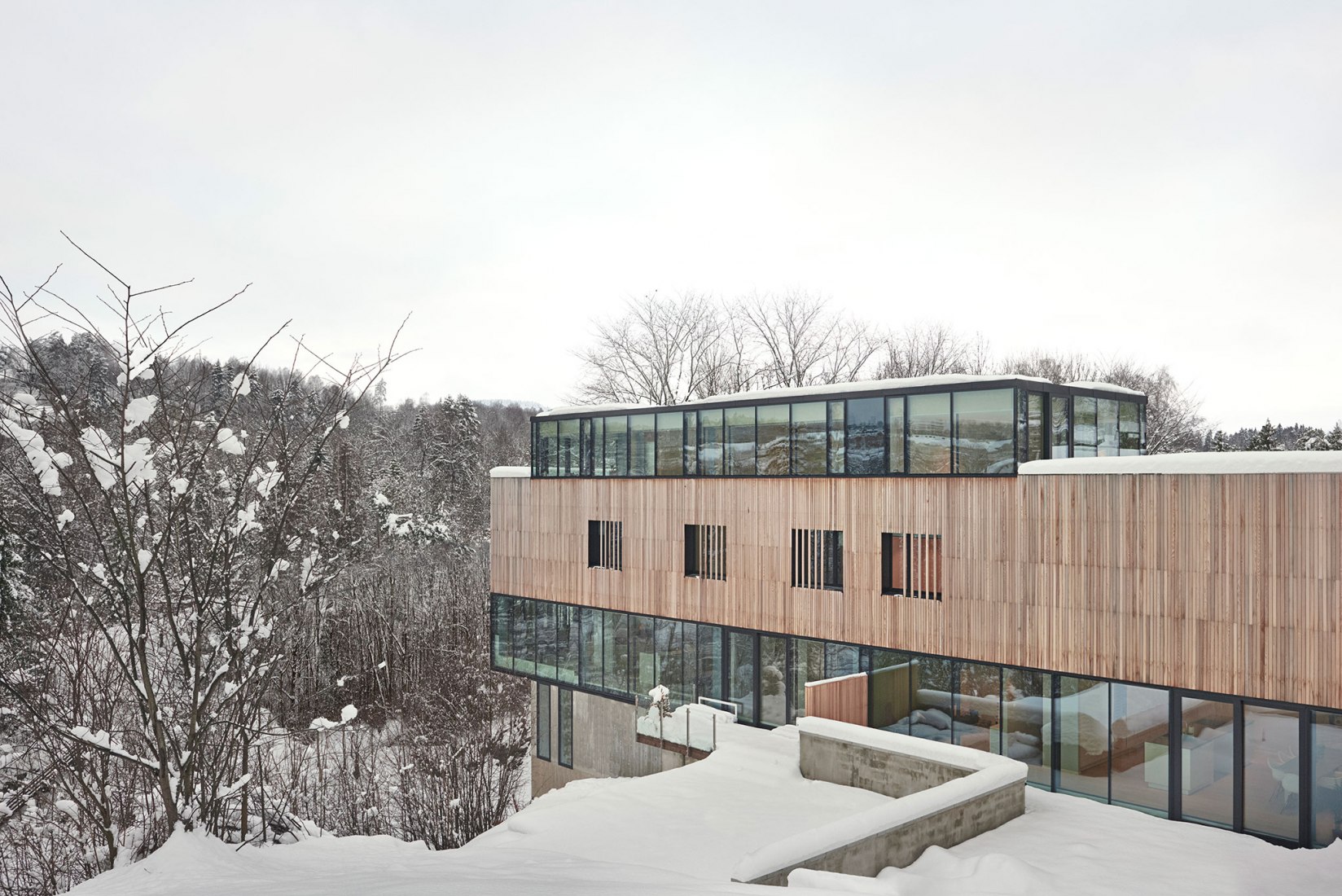 Vista exterior. Casa Two in One por Reiulf Ramstad Arkitekter. Fotografía por Ivar Kvaal