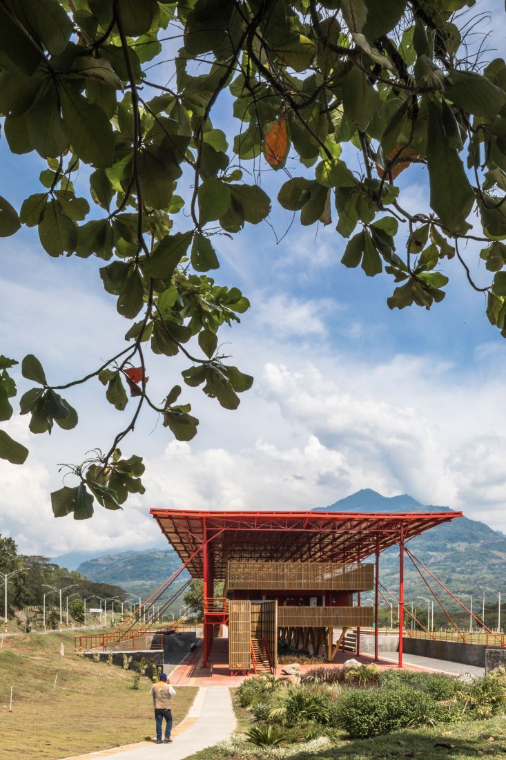 Control and operations center by El Equipo Mazzanti. Photograph by Pequeño Robot - Alejandro Arango.