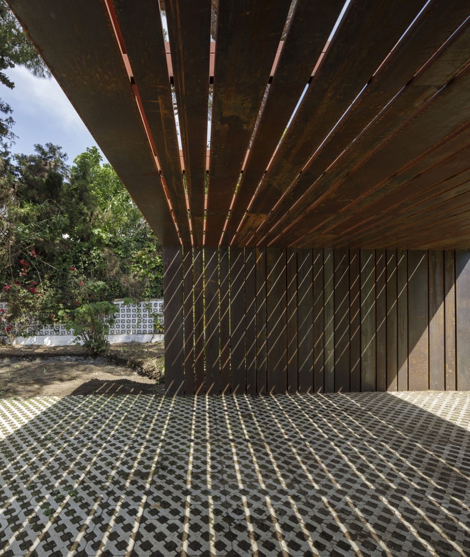 Vista de la pérgola de acero exterior. Pabellón de invitados de Villa Magnolia, nuevo proyecto por El Muelle. Fotografía por Fernando Alda