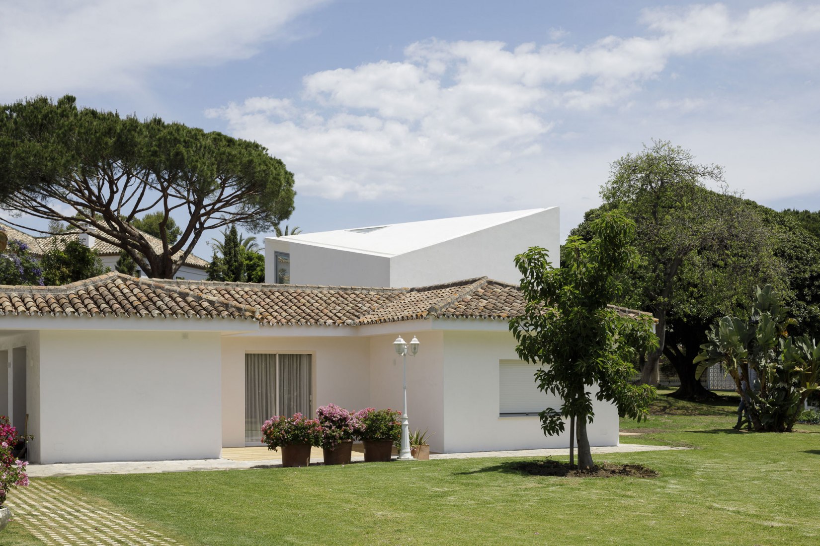 Vista exterior. Pabellón de invitados de Villa Magnolia, nuevo proyecto por El Muelle. Fotografía por Fernando Alda
