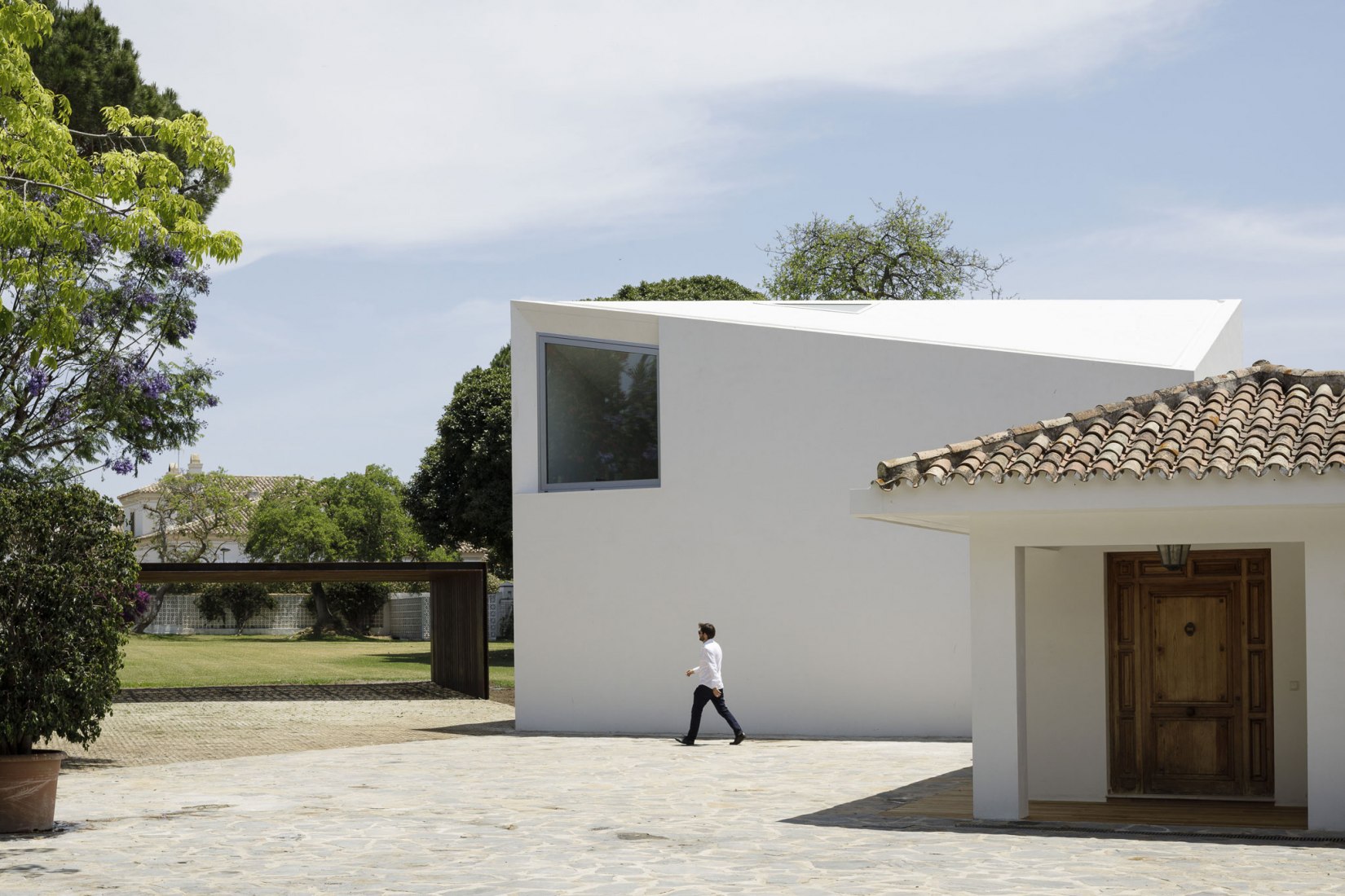 Vista exterior. Pabellón de invitados de Villa Magnolia, nuevo proyecto por El Muelle. Fotografía por Fernando Alda