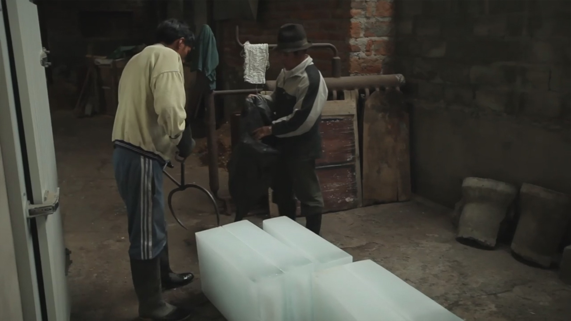 Video screenshot. El Último Hielero - The Last Ice Merchant.