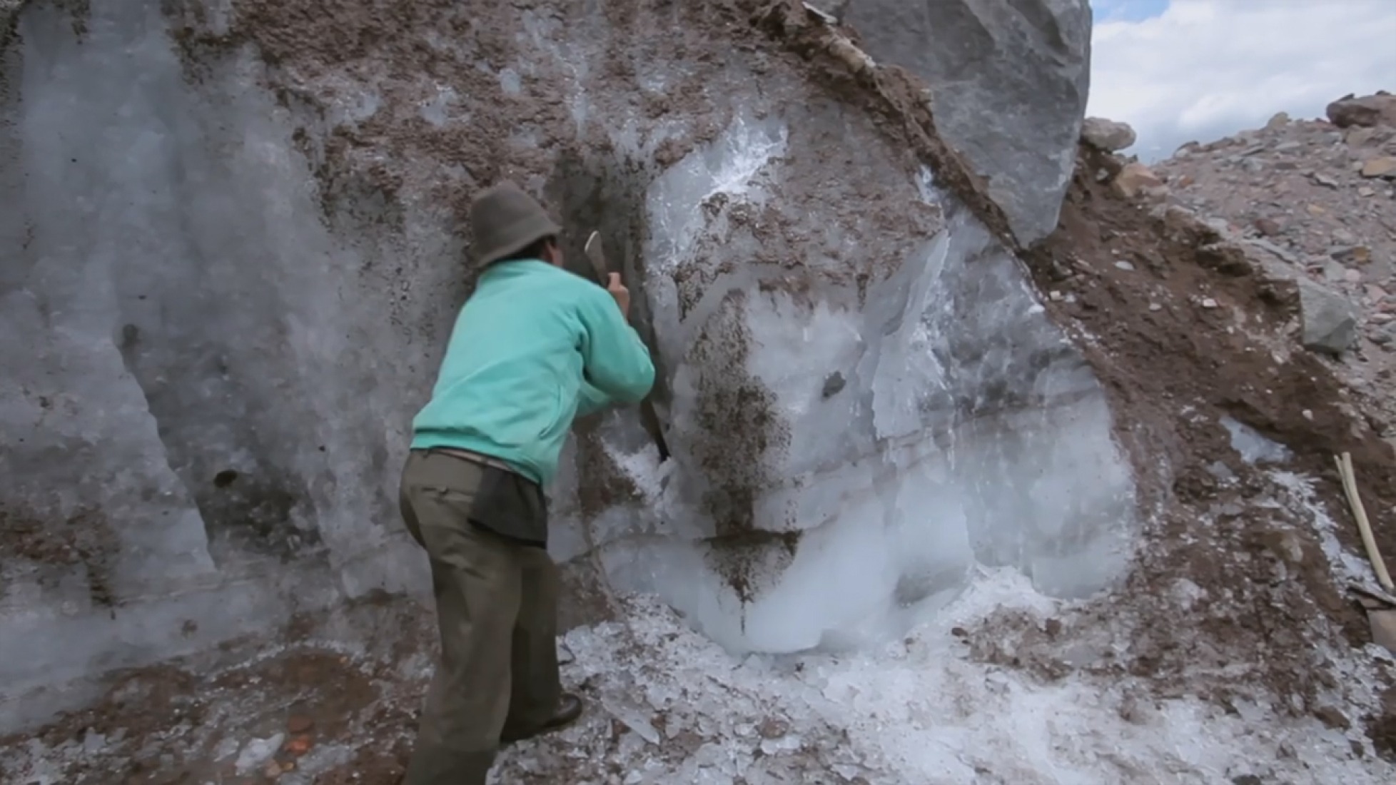 Video screenshot. El Último Hielero - The Last Ice Merchant.