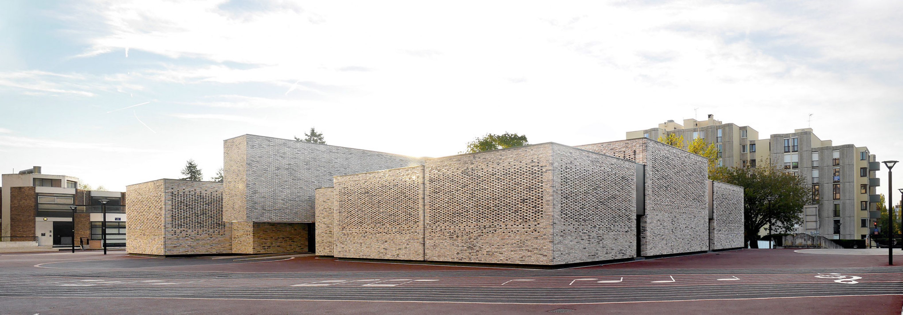 Escuela de música Elancourt por OPUS 5 Architectes. Fotografía © Luc Boegly