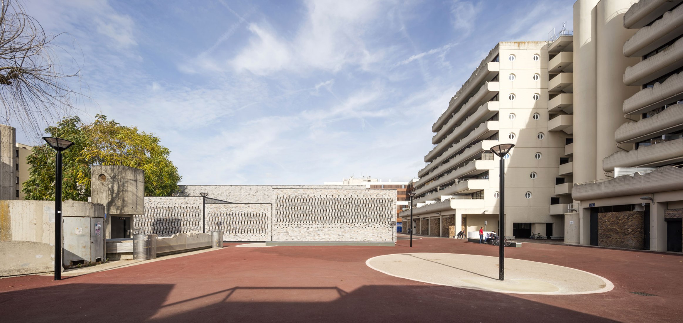 Escuela de música Elancourt por OPUS 5 Architectes. Fotografía © Luc Boegly