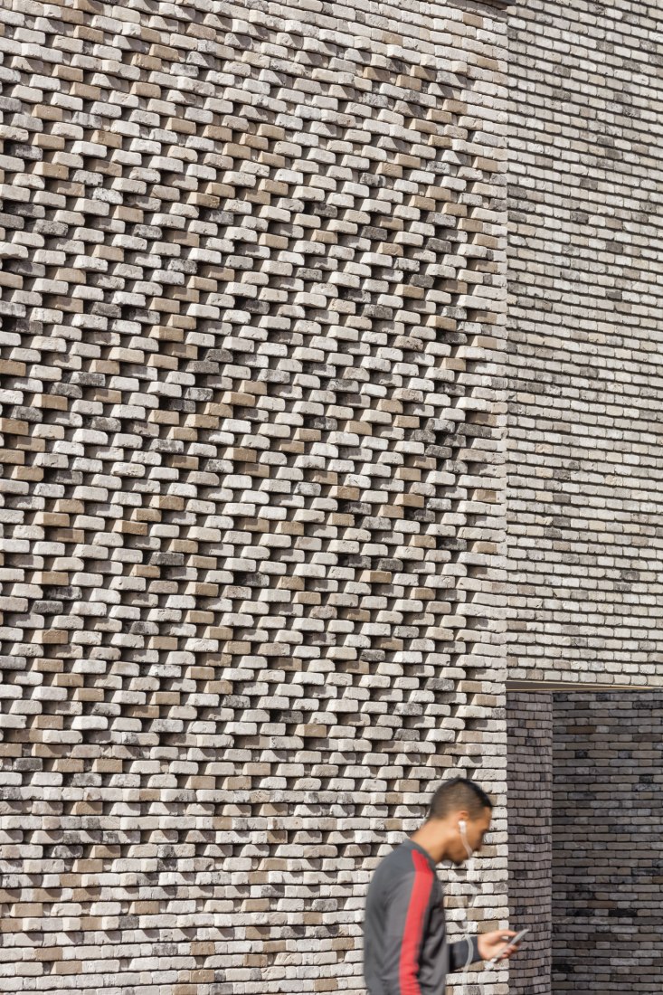Escuela de música Elancourt por OPUS 5 Architectes. Fotografía © Luc Boegly
