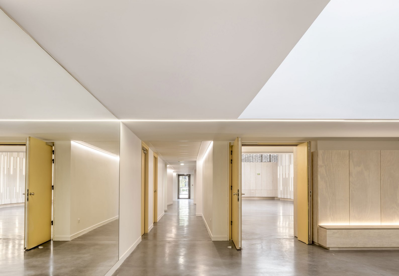 Escuela de música Elancourt por OPUS 5 Architectes. Fotografía © Luc Boegly