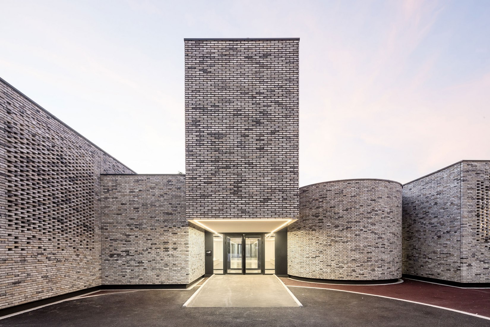 Escuela de música Elancourt por OPUS 5 Architectes. Fotografía © Luc Boegly