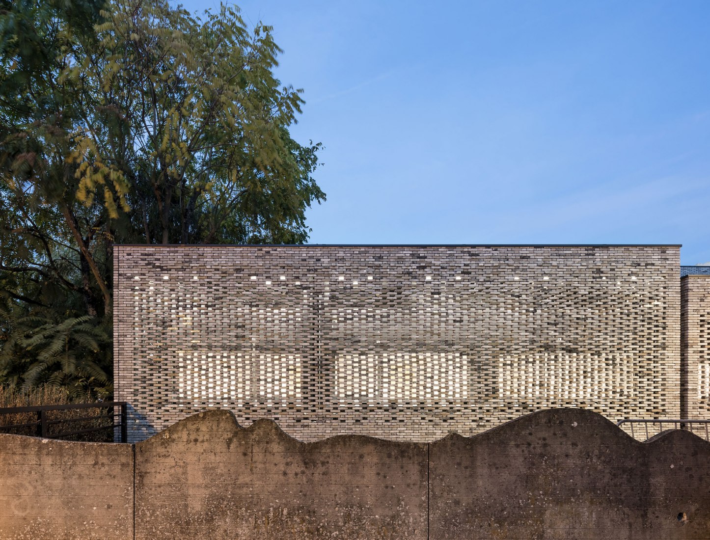 Escuela de música Elancourt por OPUS 5 Architectes. Fotografía © Luc Boegly