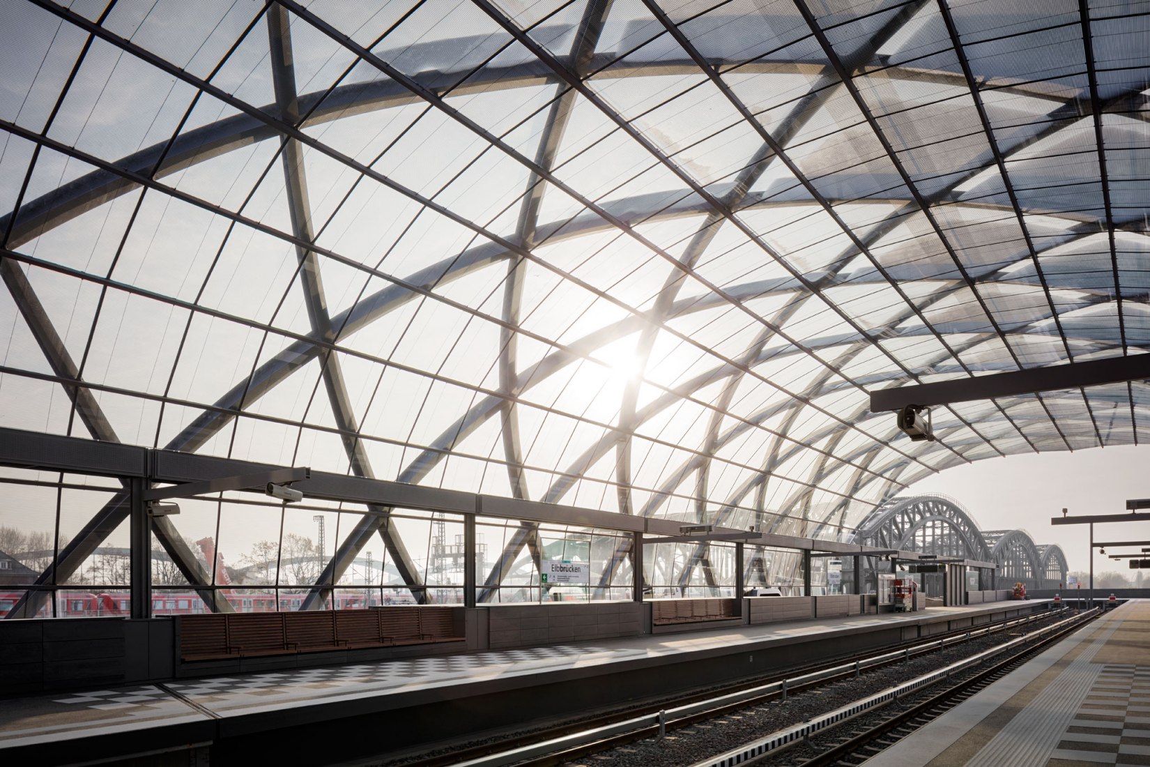 Nueva estación de metro Elbbrücken por gmp Architekten y sbp. Fotografía por Marcus Bredt.
