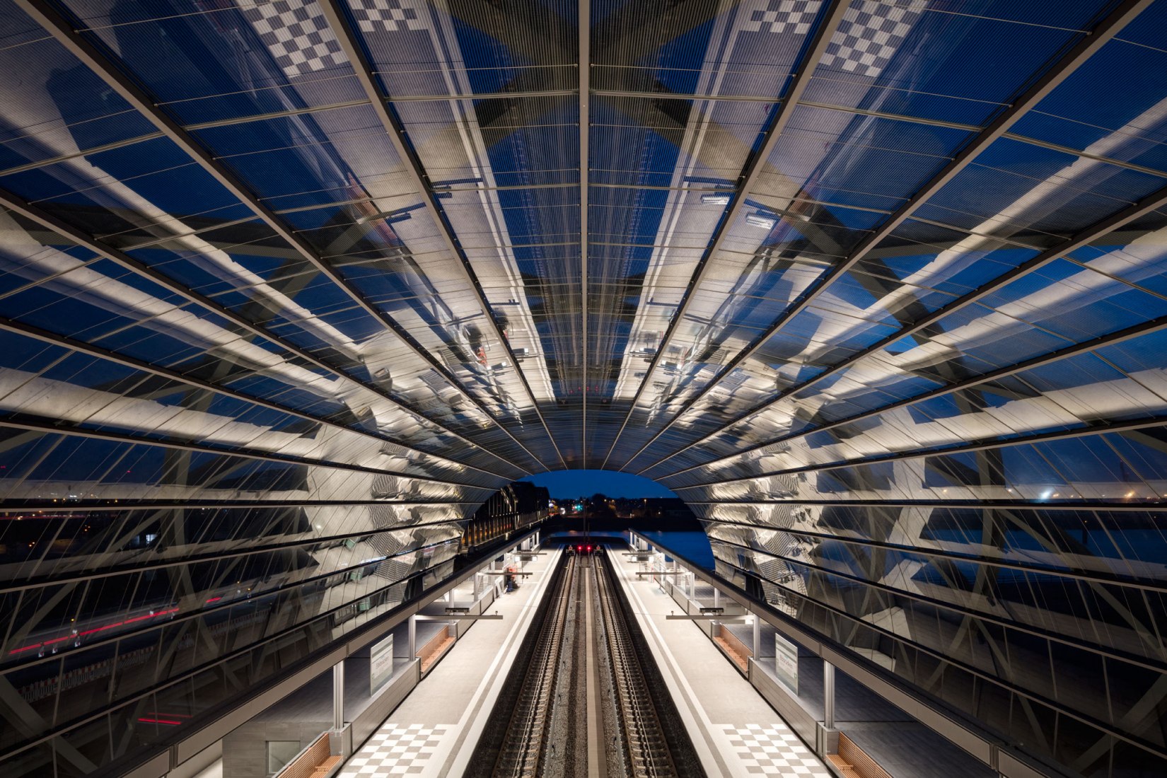 Nueva estación de metro Elbbrücken por gmp Architekten y sbp. Fotografía por Marcus Bredt.