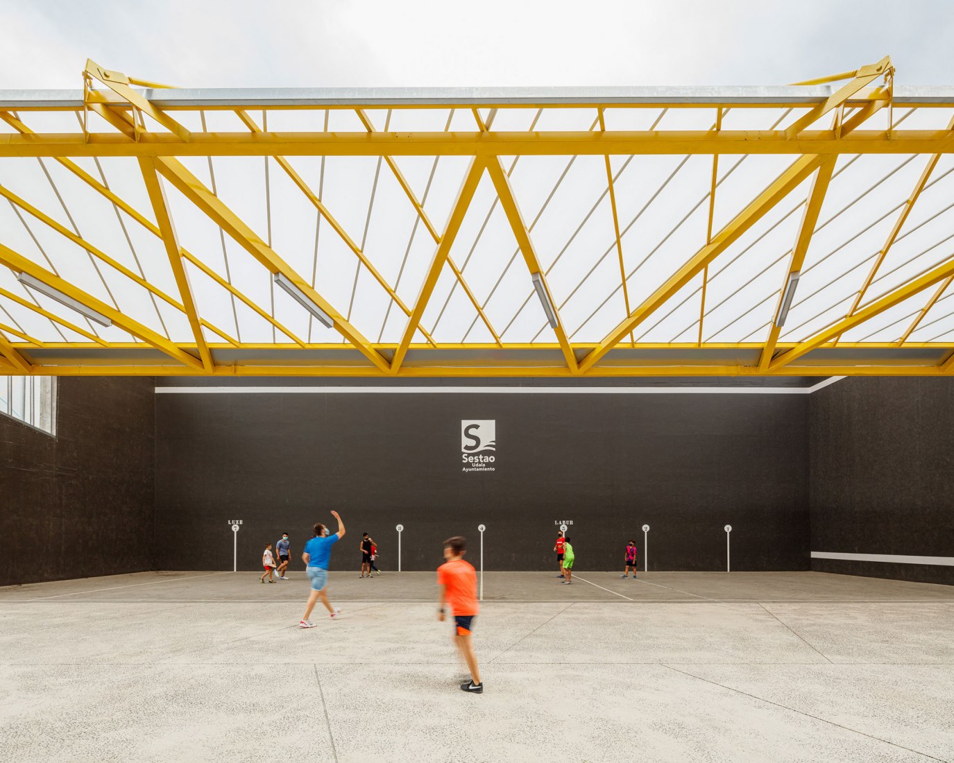Plaza El Sol por ELE arkitektura + TARTE. Fotografía por Aitor Estevez.