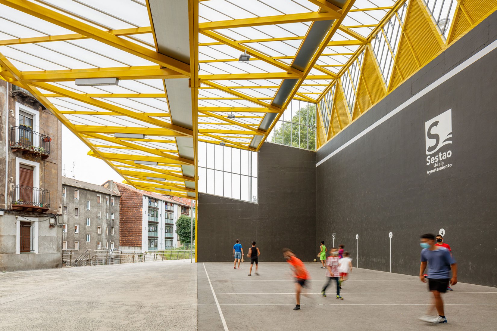 Plaza El Sol por ELE arkitektura + TARTE. Fotografía por Aitor Estevez.
