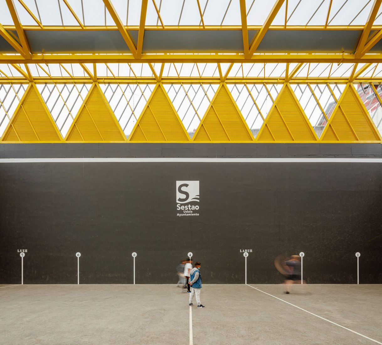 Plaza El Sol por ELE arkitektura + TARTE. Fotografía por Aitor Estevez.