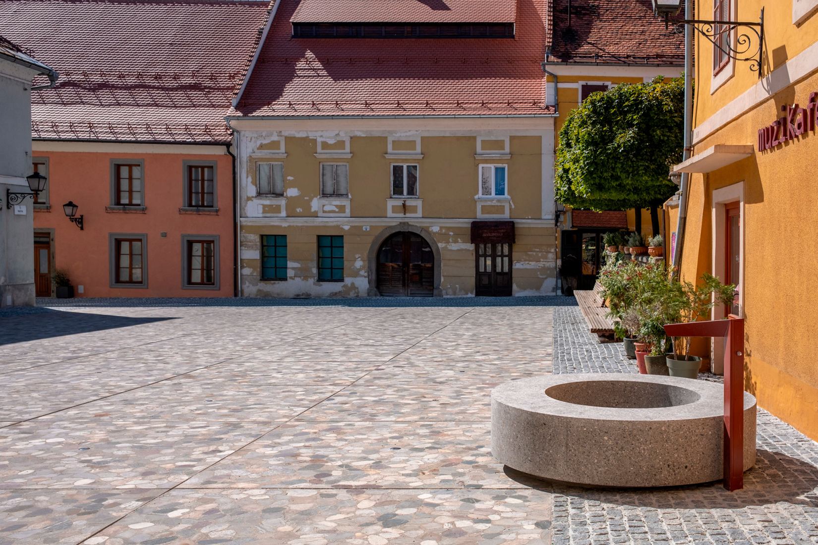 Revitalización de antiguas cristalerías y áreas urbanas circundantes de Ptuj por ELEMENTARNA. Fotografía por Miran Kambič.