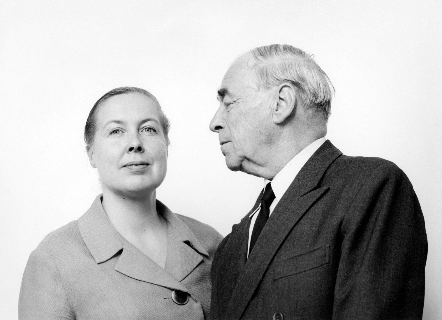 Elissa y Alvar Aalto en 1960. Fotografía por Eva y Pertti Ingervo, cortesía de la Fundación Alvar Aalto.