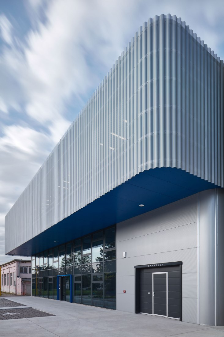 Edificio de manufacturación y administración de Pilana Karbid por Ellement architects. Fotografía por BoysPlayNice