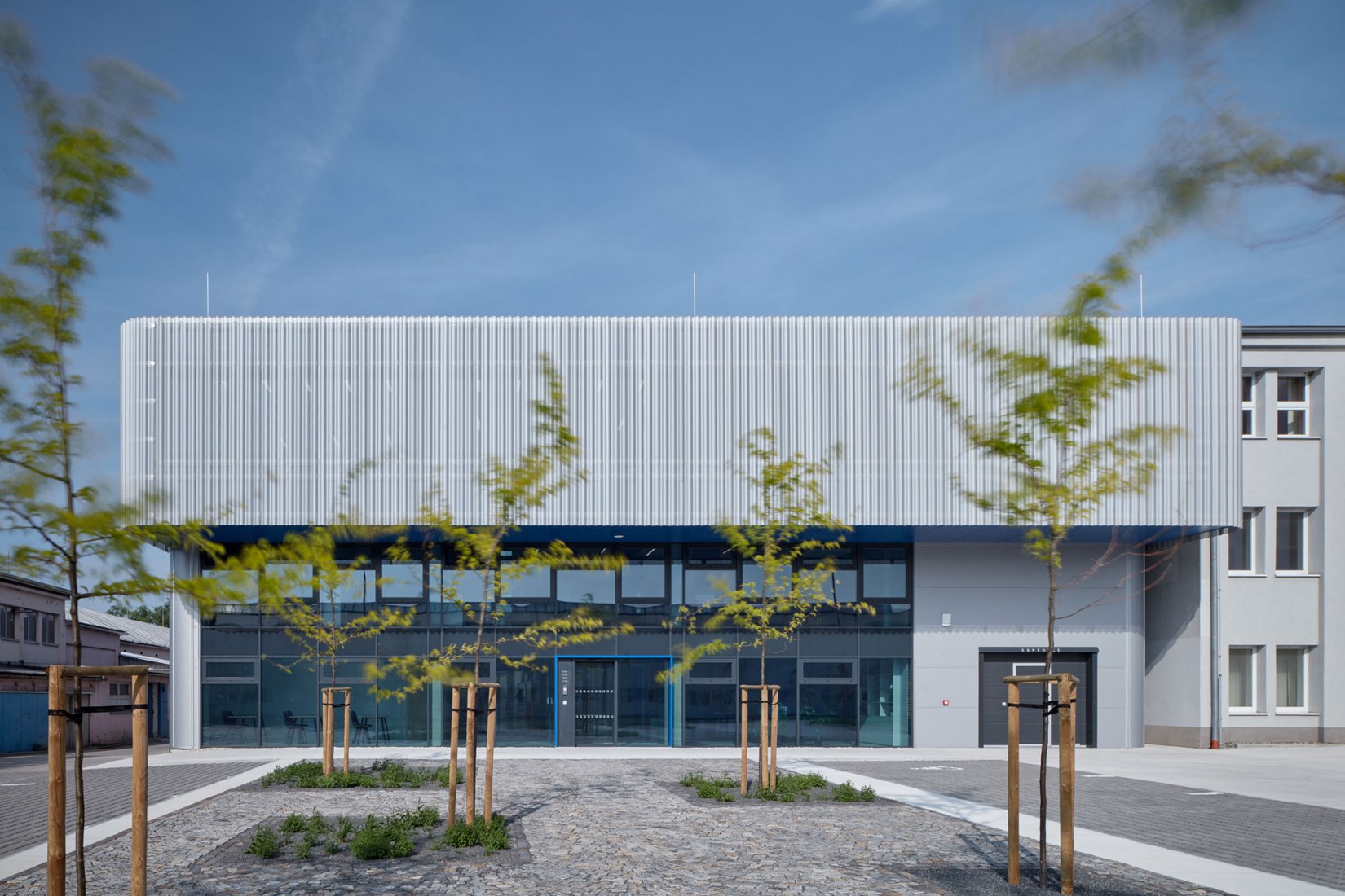 Edificio de manufacturación y administración de Pilana Karbid por Ellement architects. Fotografía por BoysPlayNice