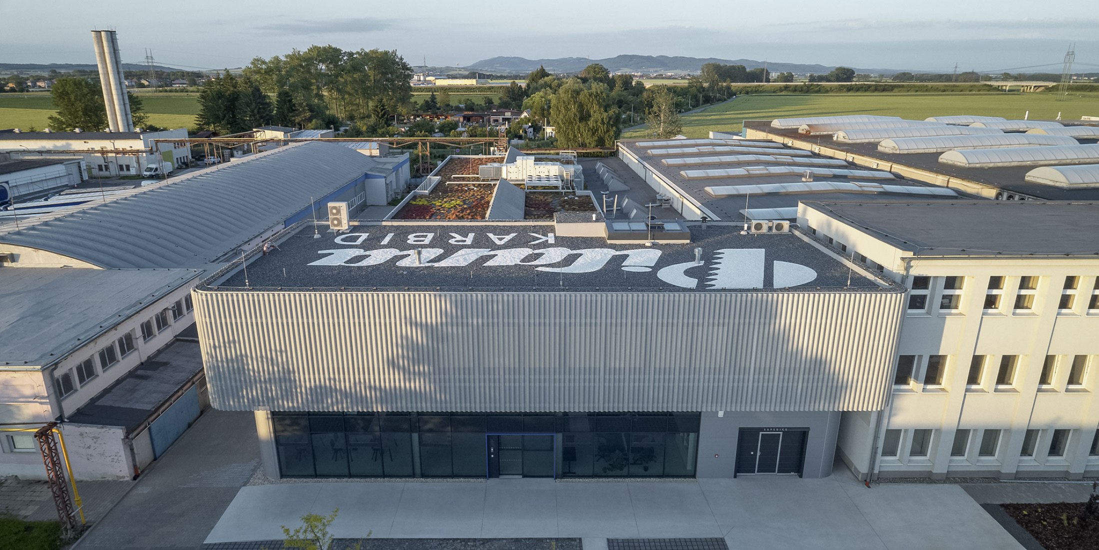 Edificio de manufacturación y administración de Pilana Karbid por Ellement architects. Fotografía por BoysPlayNice