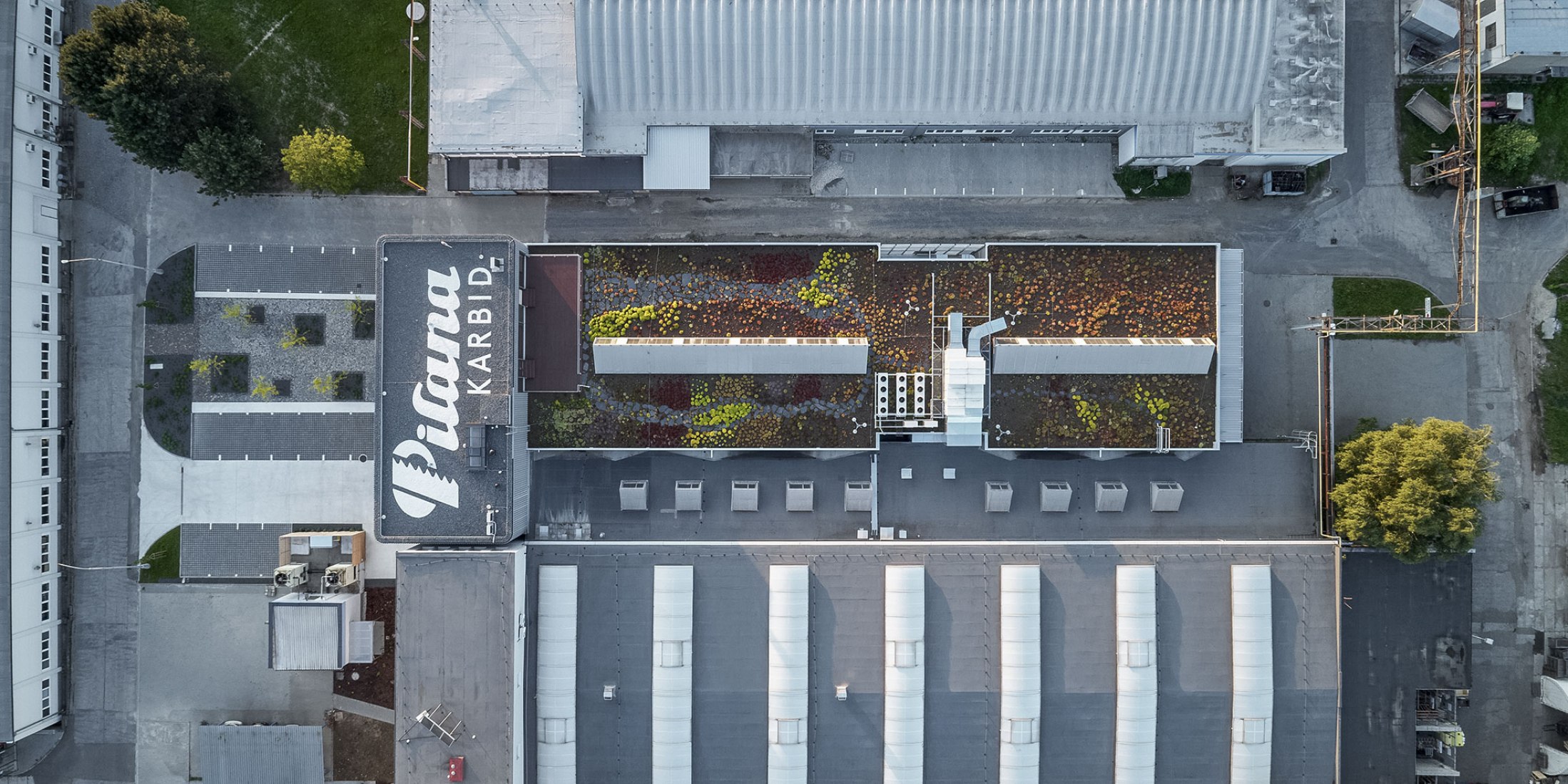 Edificio de manufacturación y administración de Pilana Karbid por Ellement architects. Fotografía por BoysPlayNice